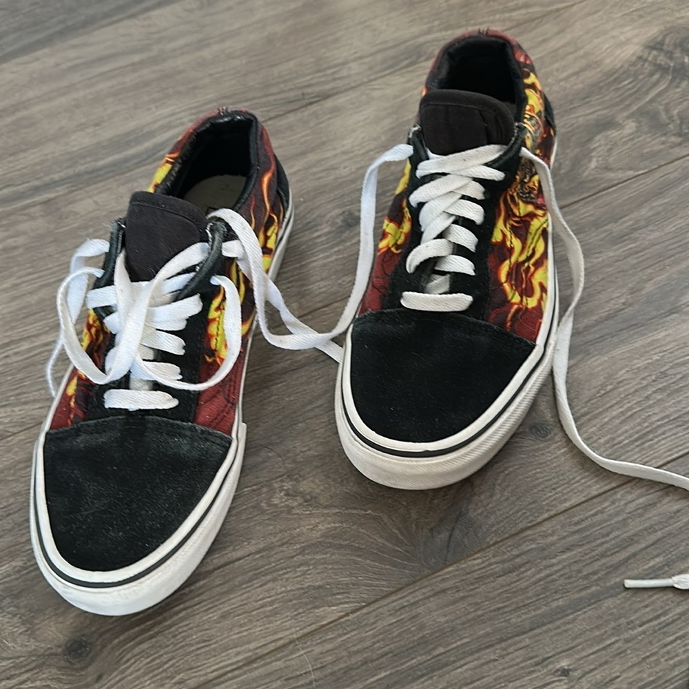 Vans with flame design men’s size 6, women’s size 7.5 - Picture 2 of 6